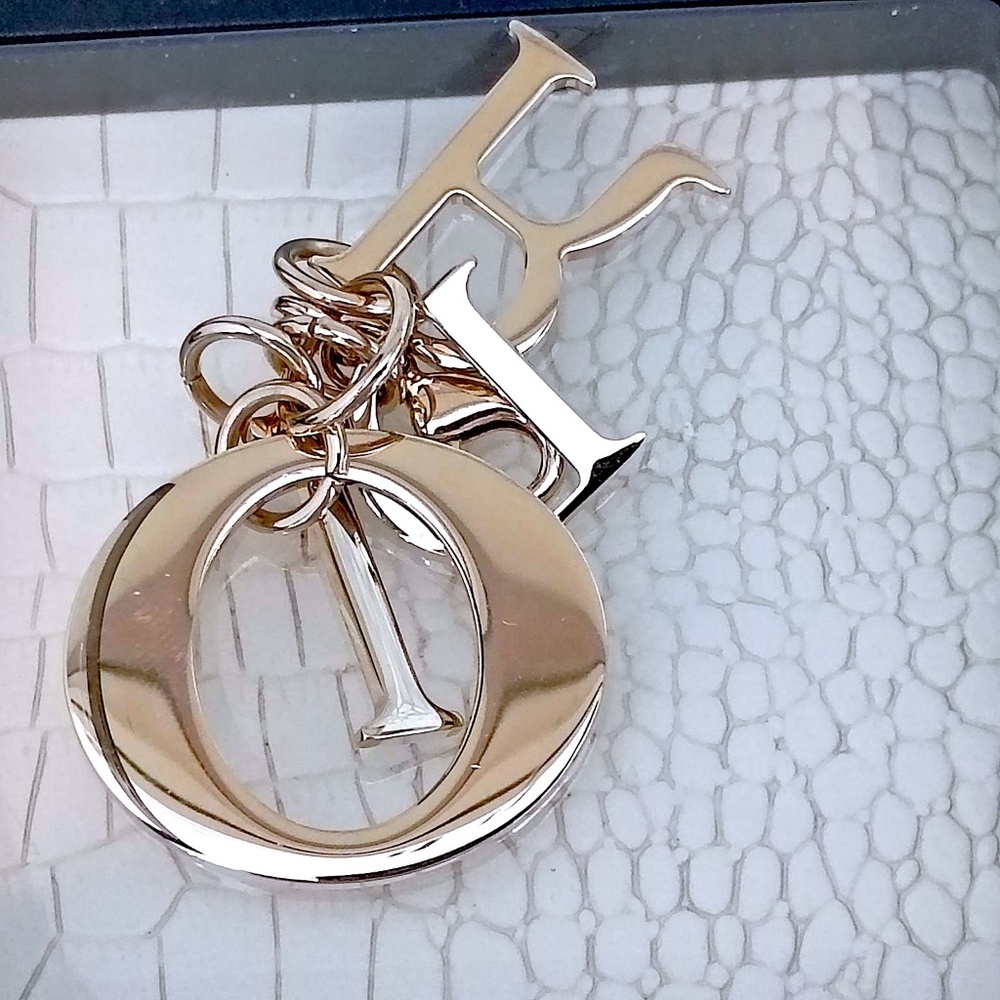 New Beautiful Fashion Charm. - Picture 2 of 6